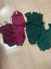 Load image into Gallery viewer, Ek farsh par rakhi hui maroon (burgundy) aur forest green rang ki dance leotards ka sangrah.