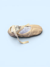 Load image into Gallery viewer, Ek nayi, halki peach rang ki leather ballet slipper, jismein safed packing paper bhara hua hai. Iske saath cream rang ke ribbons juday hue hain aur yeh ek saaf light blue background par rakhi hui hai.